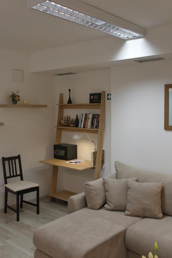 Apartment Anna - Free Pickup From Or Dropoff To Zagreb Airport At Any Time, Please Give Three Days Advance Notice - Long-Term Parking With Airport Transport Possibility Velika Gorica Exterior photo